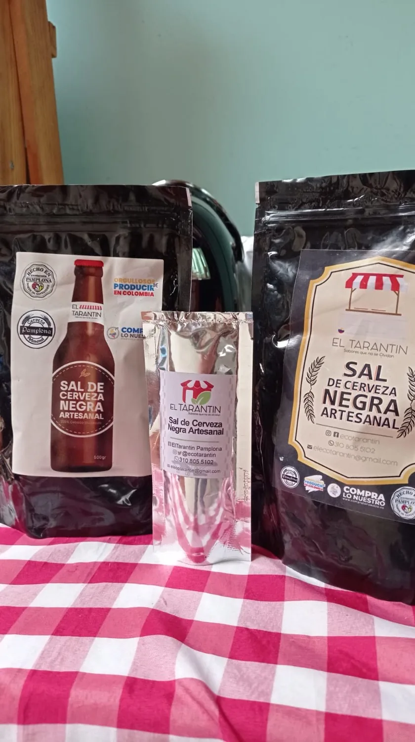 Empaque de Sal de Cerveza Negra Artesanal El Tarantin junto a la botella de Cerveza Pamplona Artesanal