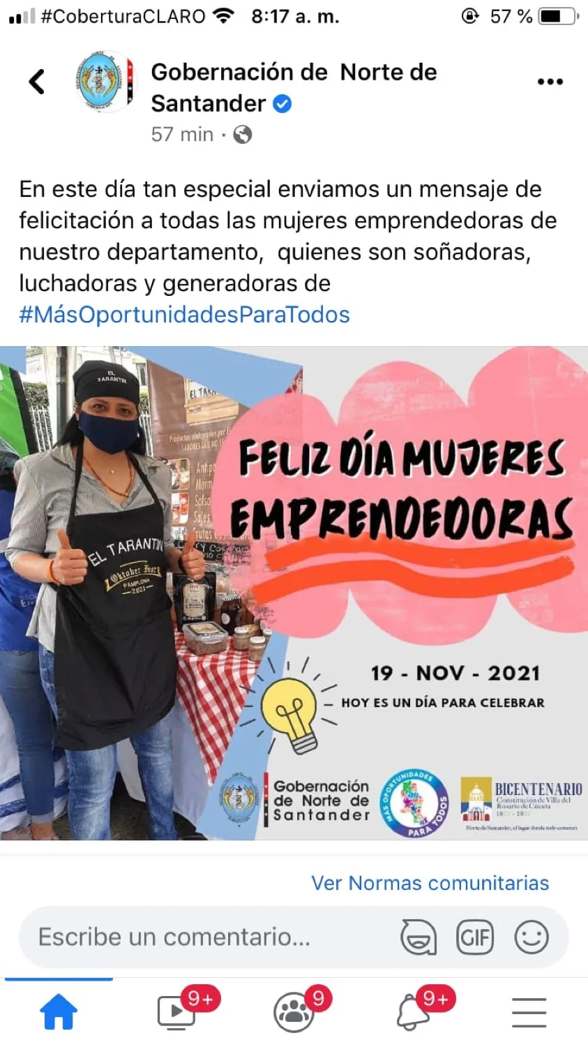 Equipo fundador de El Tarantin sonriendo en un stand de feria