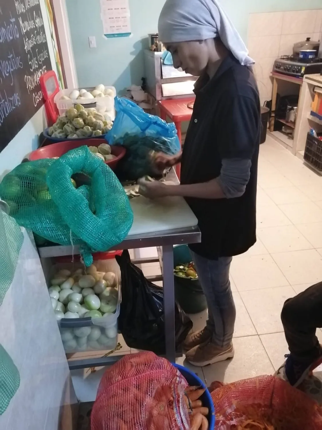 Mujeres cortando vegetales frescos para los sazonadores naturales de El Tarantin