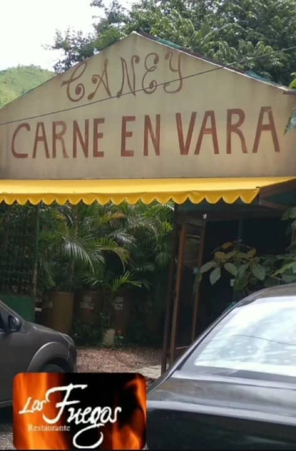 El caney de Los Fuegos: letrero de carne en vara y ambiente campestre