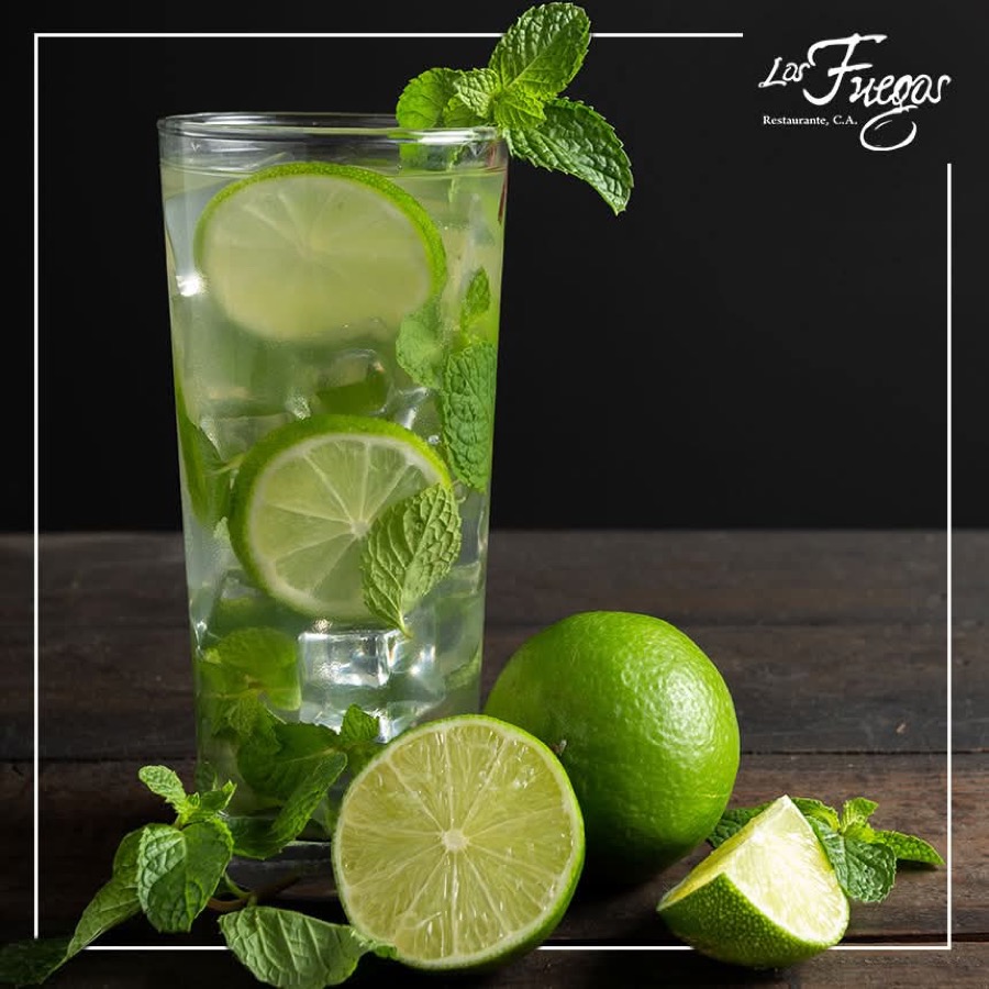 Bebida fría con limón y menta