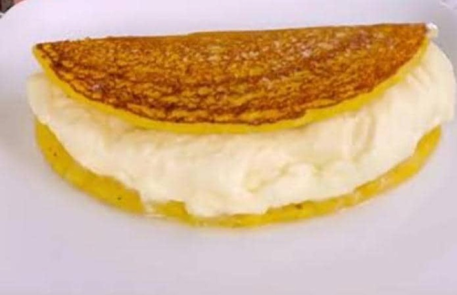 Cachapa con queso y natilla servida en Los Fuegos