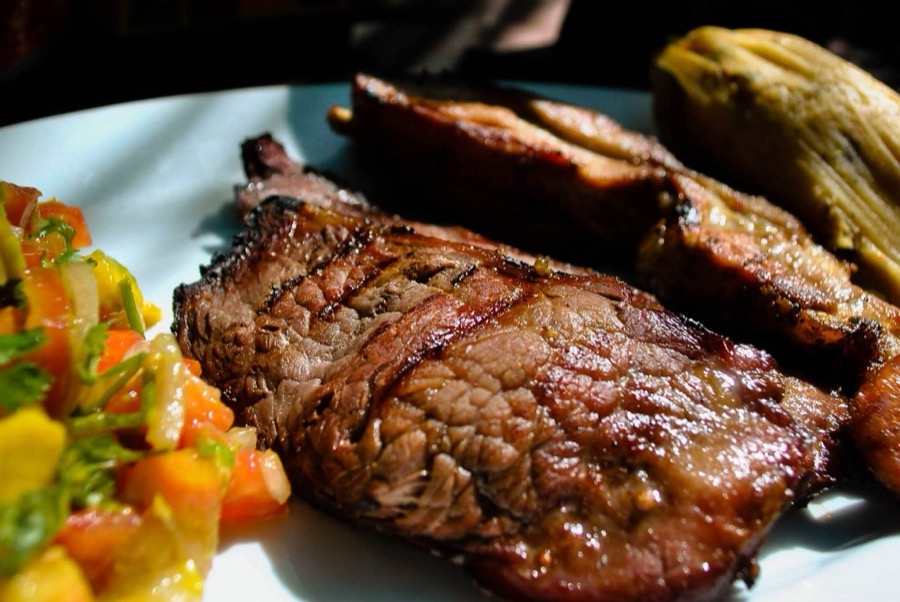 Churrasco a la brasa con guarniciones