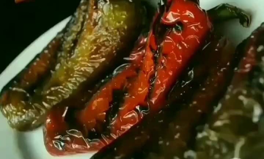 Pimientos Rigoberto asados a la leña y rellenos de queso