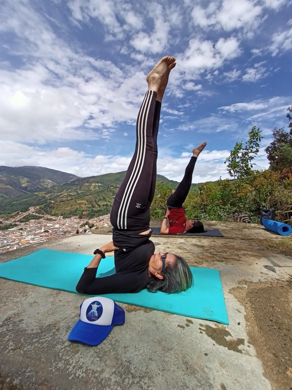 Lucía nella candela (sarvangasana)