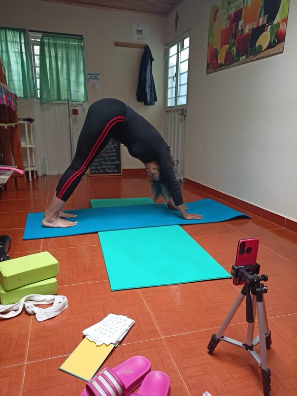 Lucía durante una lezione di yoga online