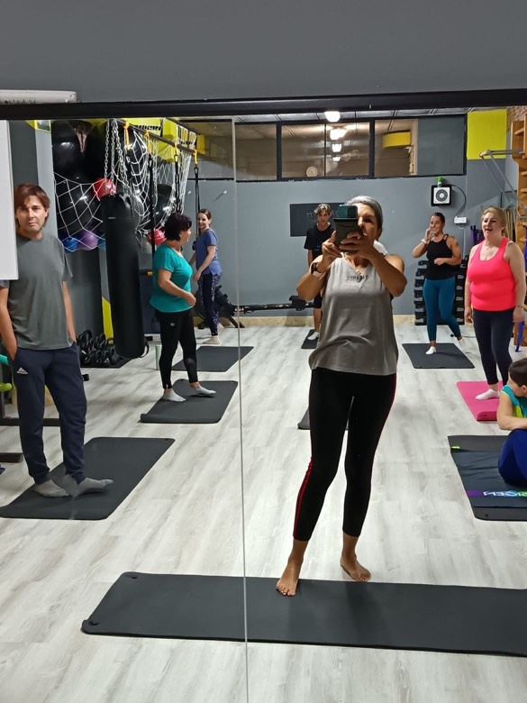 Lucía durante una lezione di gruppo in palestra