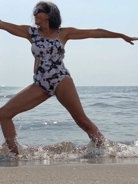 Lucía pratica yoga in riva al mare
