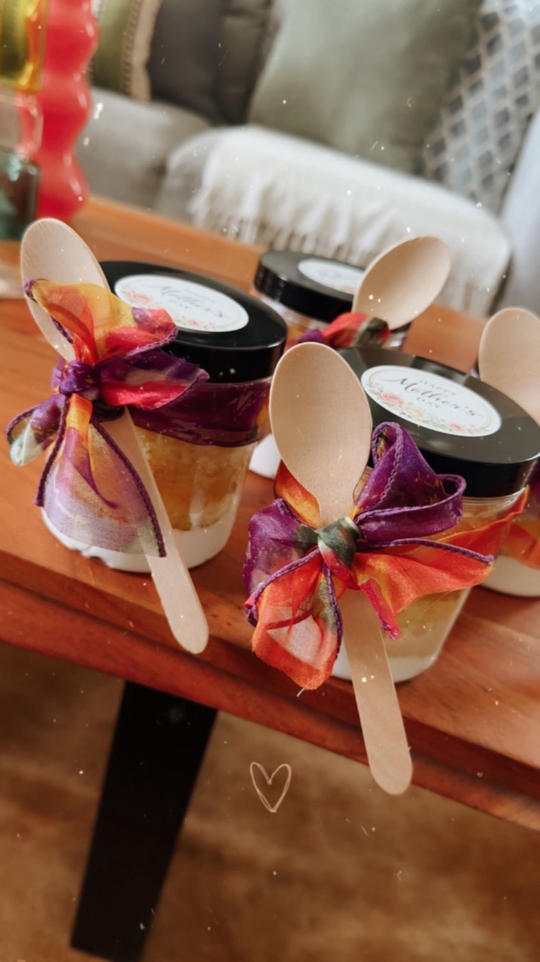 Postres en frasco del Día de las Madres con moño de seda