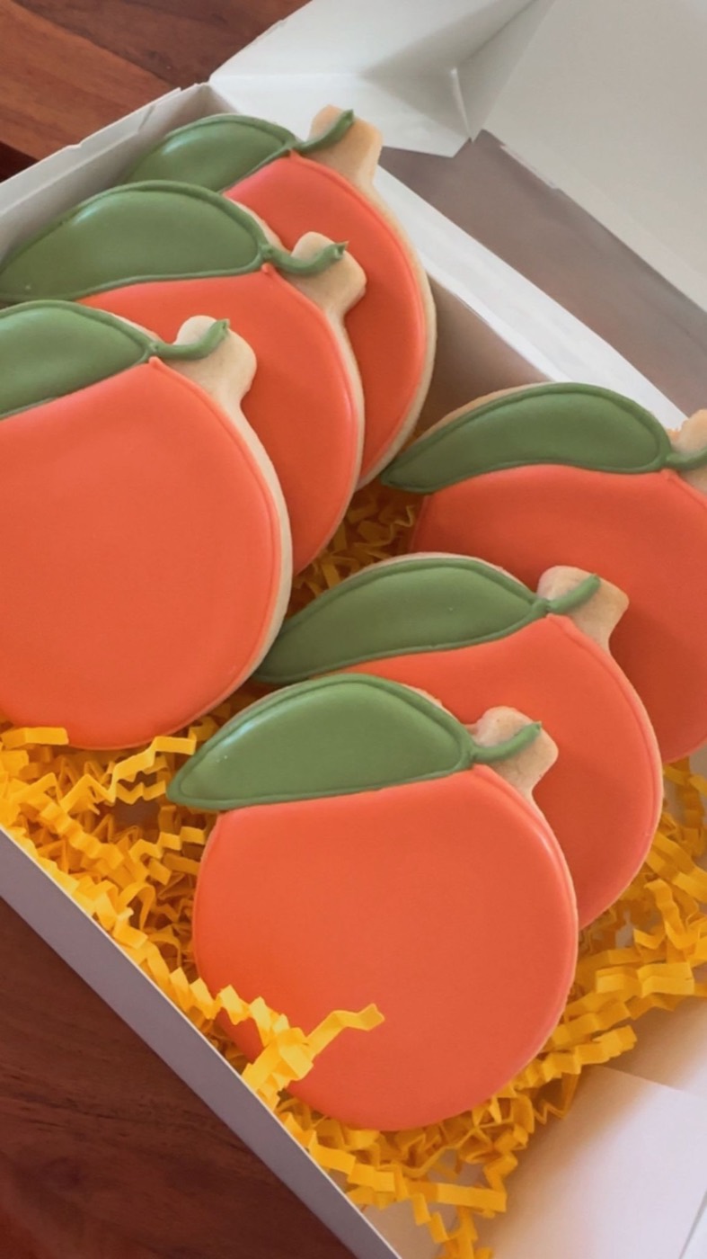 Galletas de durazno en caja con papel amarillo