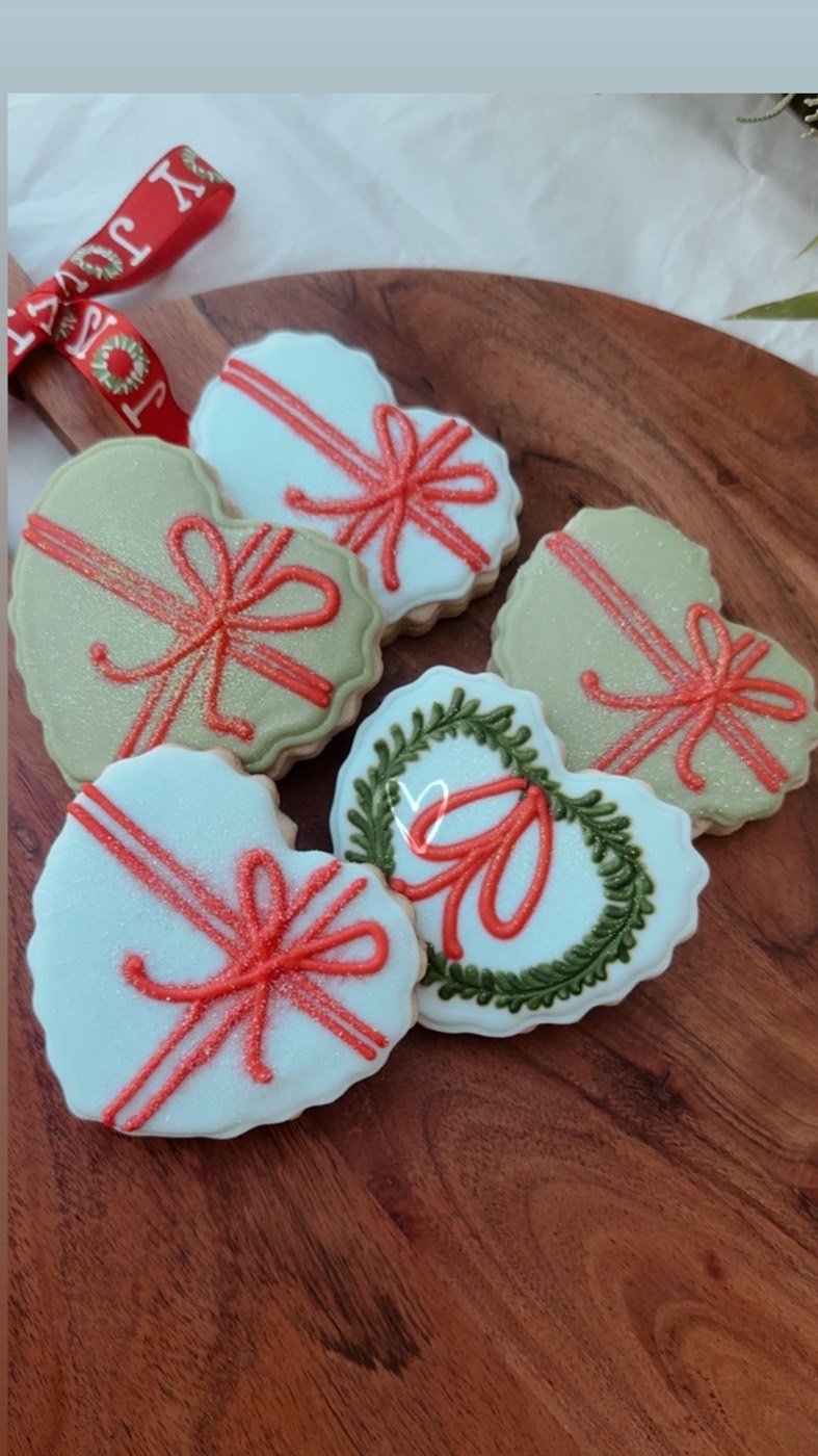 Galletas navideñas en forma de regalo con moño rojo